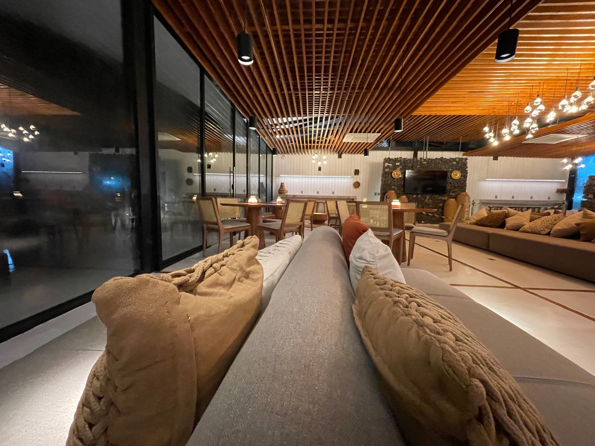 O lounge tem uma arquitetura moderna em formato de tenda e capacidade para 74 pessoas sentadas