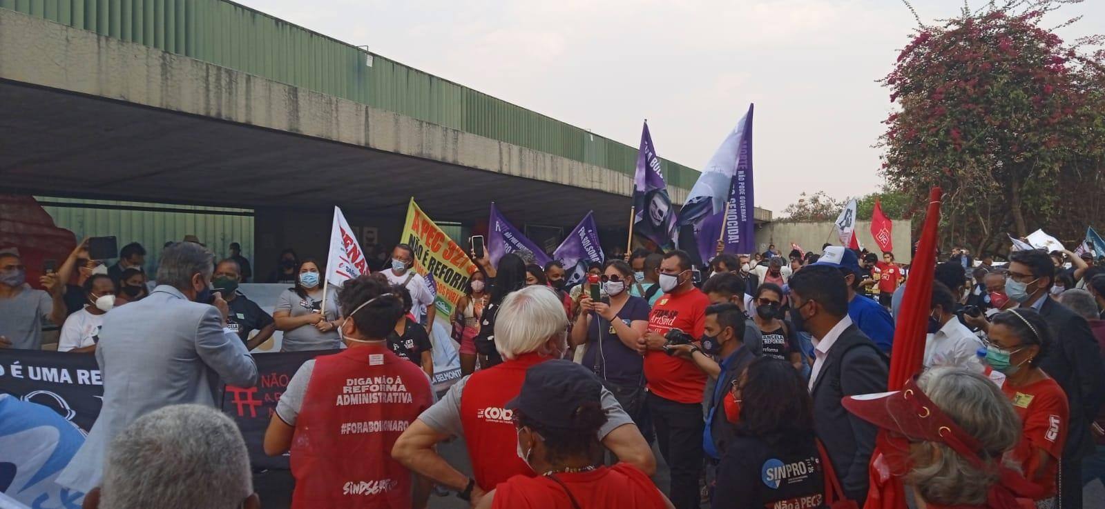 Servidores protestam contra a PEC 32 na Câmara dos Deputados