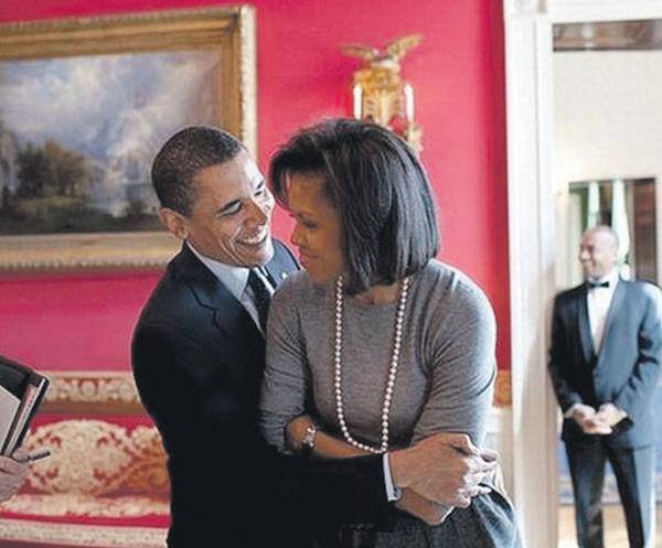 Michelle e Obama abraçados na Sala Vermelha, na Casa Branca