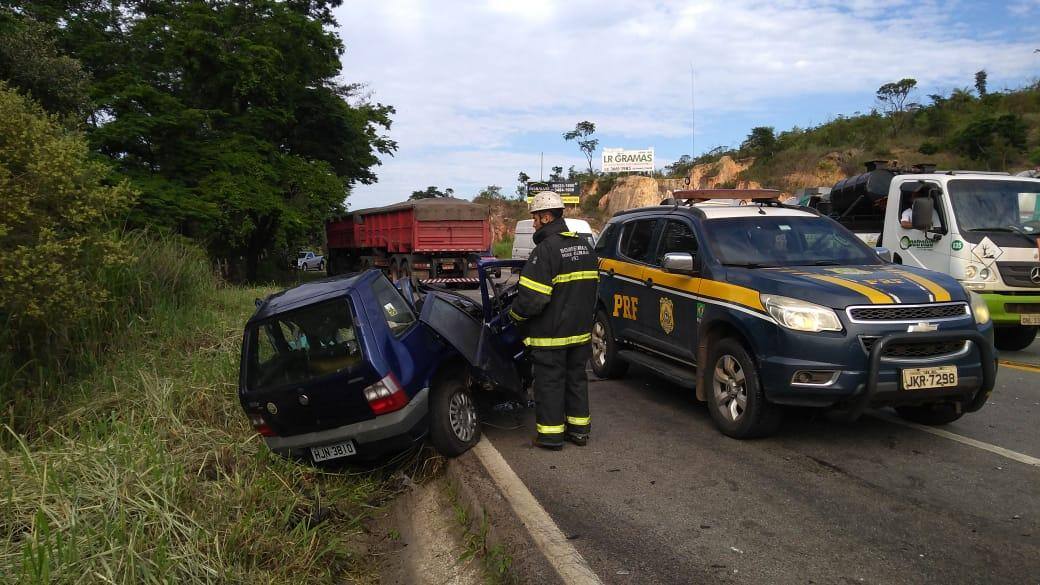 Acidente entre caminhão, carro e moto deixa um morto na BR-381