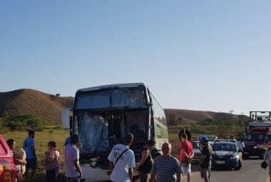 Acidente envolvendo veículos de carga e um ônibus deixaram um motorista preso às ferragens, em Naque 