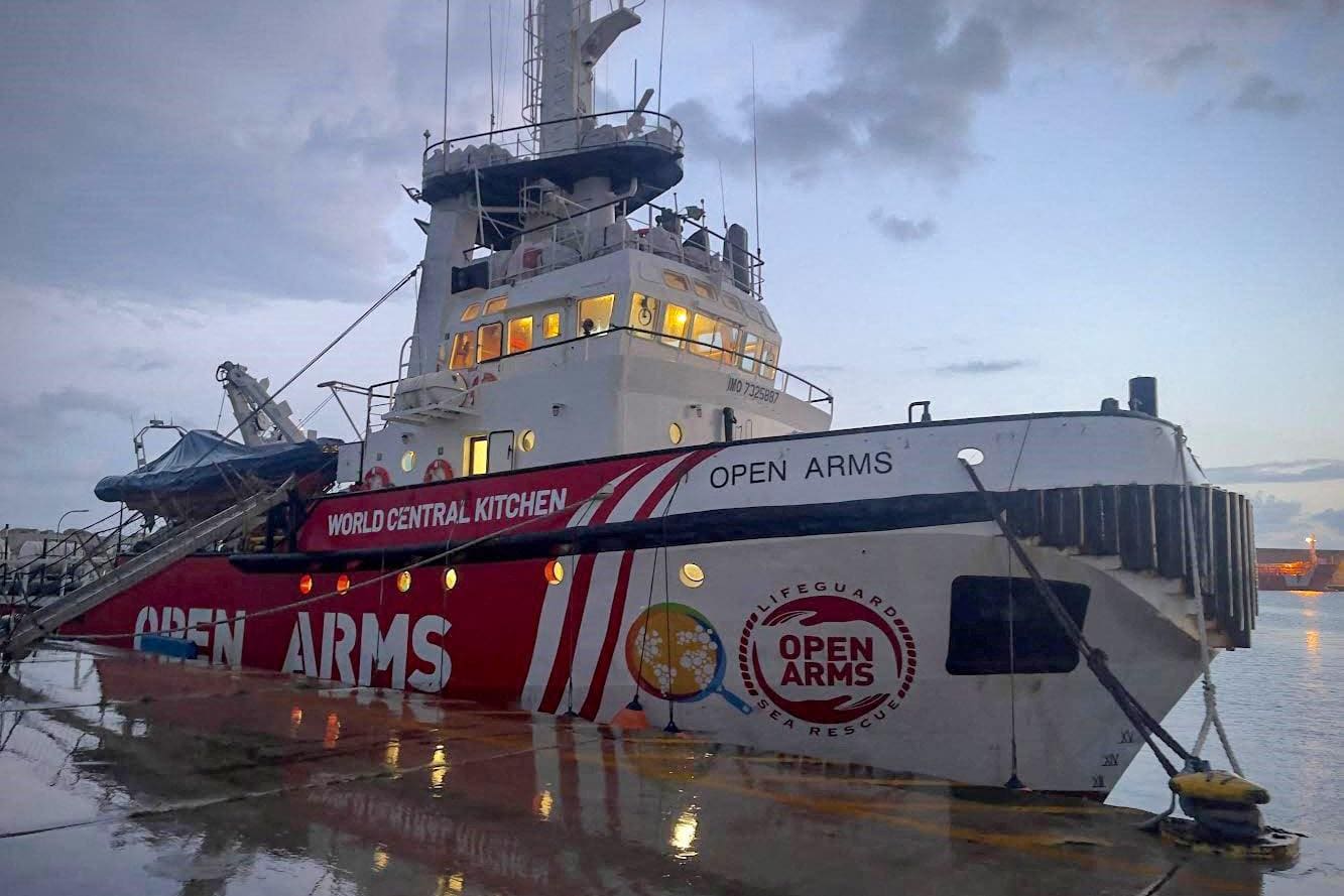 Primeiro navio com ajuda humanitária