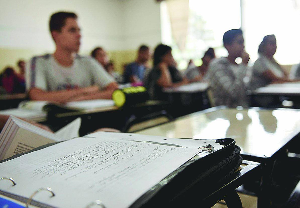 Alunos em sala de aula de escola em Belo Horizonte