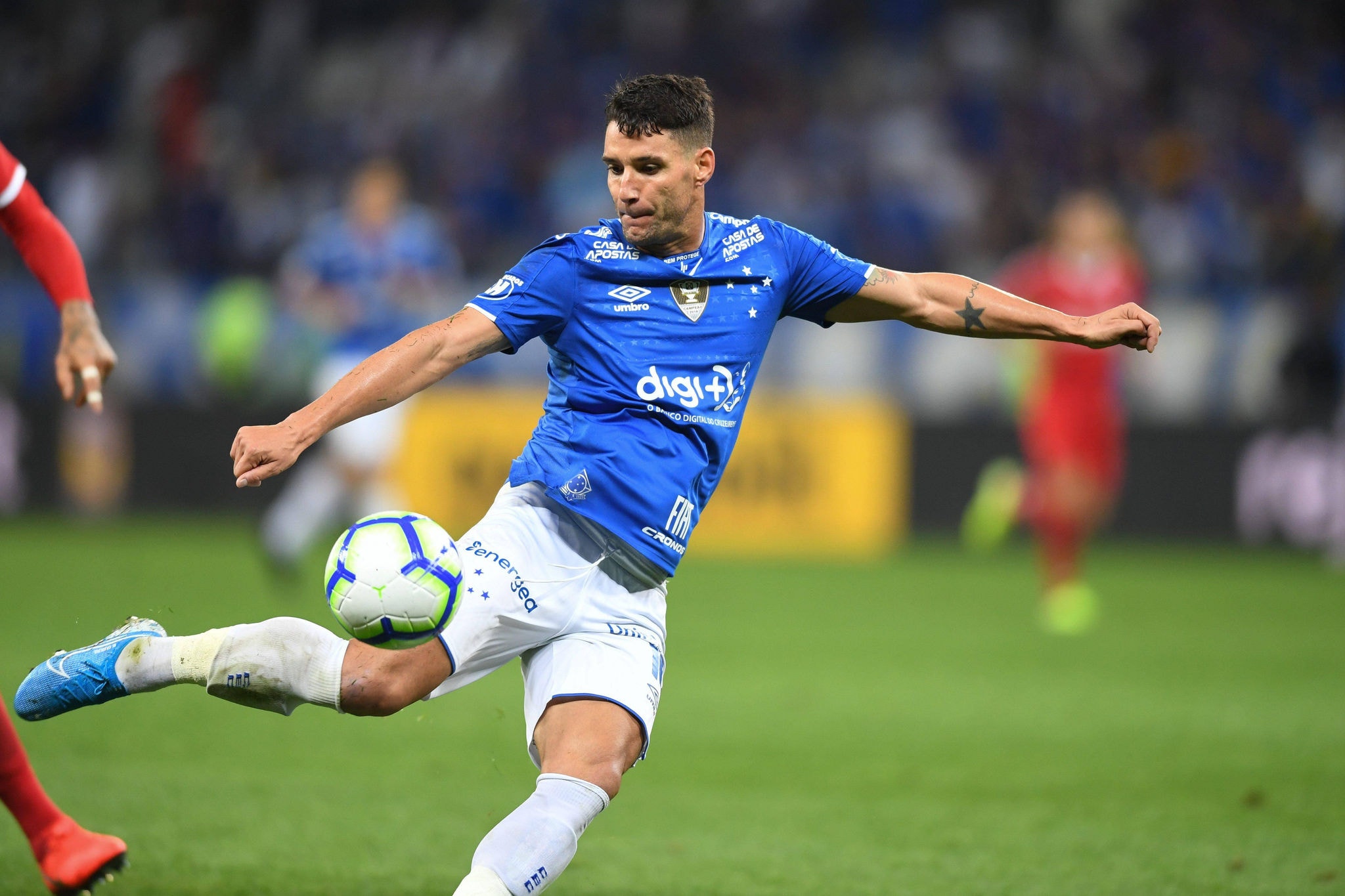 Thiago Neves durante partida contra o Internacional, no Mineirão, onde o Cruzeiro perdeu por 1 a 1 pelo jogo de ida das semifinais da Copa do Brasil