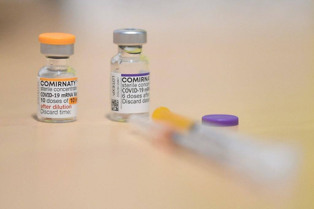 Foto na França mostra frascos da vacina Pfizer-BioNTech (Comirnaty) - laranja, para crianças; roxa, para adultos