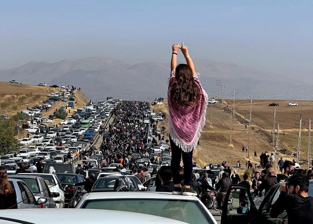 Protesto no Irã Na imagem, mulher sem véu em cima de veículo