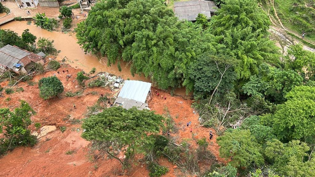 Imagem área após deslizamento de encosta em Antônio dias
