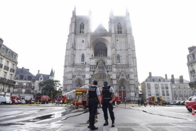 A Catedral de Nantes é mais um templo a pegar fogo na França