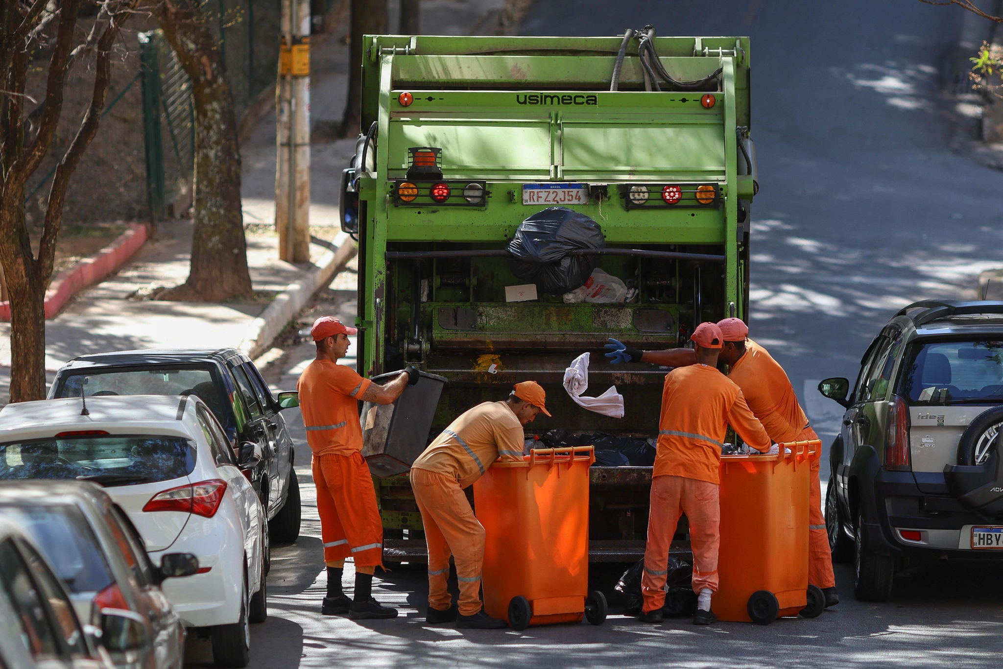 Em Belo Horizonte, segundo a prefeitura, os garis da Superintendência de Limpeza Urbana recolhem, por dia, cerca de 2.660 toneladas de resíduos