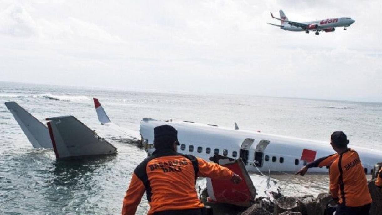 Restos humanos e parte da fuselagem do Boeing que caiu na Indonésia são recuperados