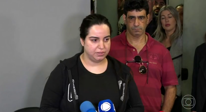 Natalia Becker prestou depoimento e conversou com a imprensa na porta da delegacia