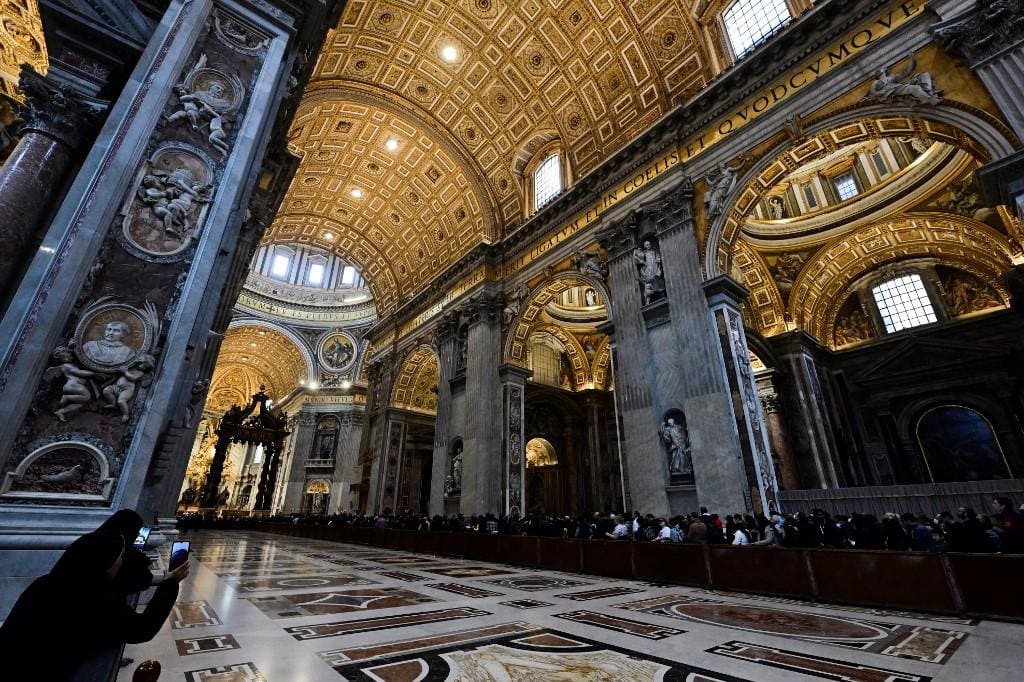 As grutas do Vaticano são uma necrópole onde vários pontífices foram sepultados ao longo da história, e fica na Basílica de São Pedro, mais especificamente no porão