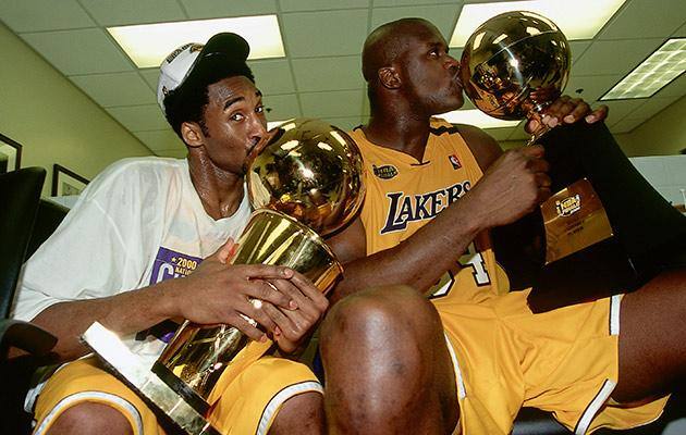 Ao lado de Shaq, Kobe comemora o primeiro título da NBA em 2000, após vitória sobre o Pacers 