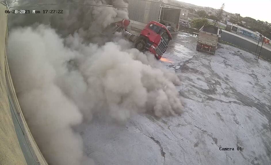 Tanque de carreta carregada com cimento explode em Vespasiano: veja o vídeo