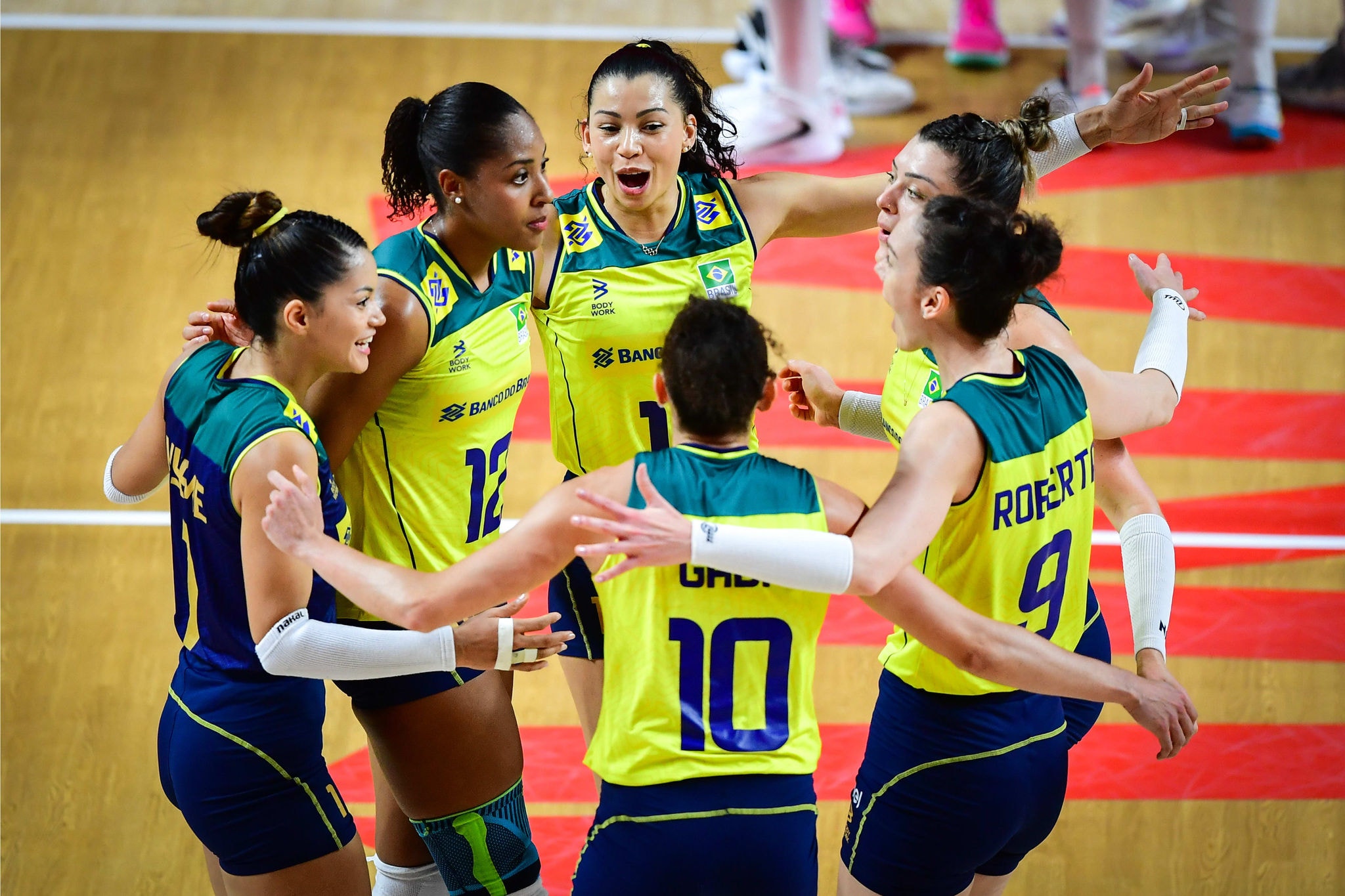 Brasil se classificou para a fase final da VNL em campanha invicta; primeiro duelo é contra a Tailândia, pelas quartas de final, às 10h30 de quinta-feira (20)