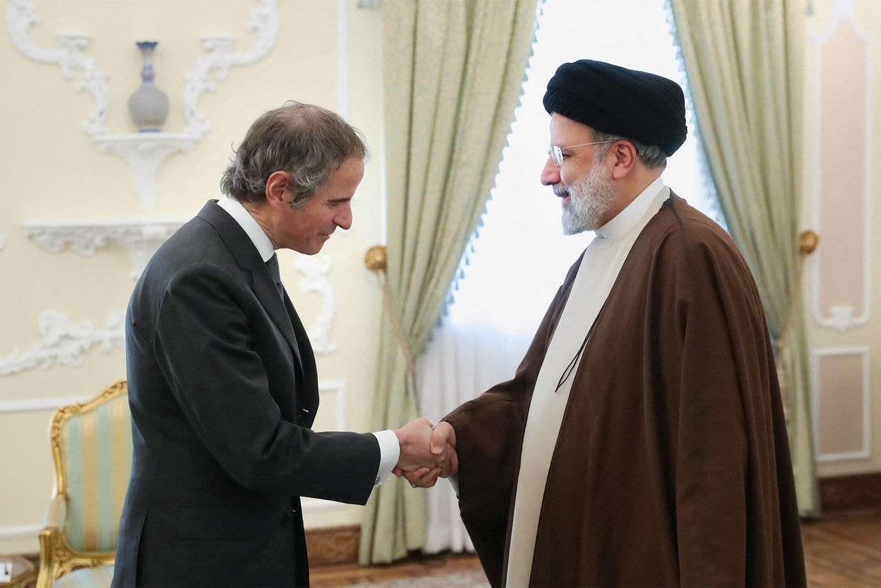 O presidente iraniano Ibrahim Raisi dá as boas-vindas ao chefe da Agência Internacional de Energia Atômica, Rafael Grossi, em Teerã