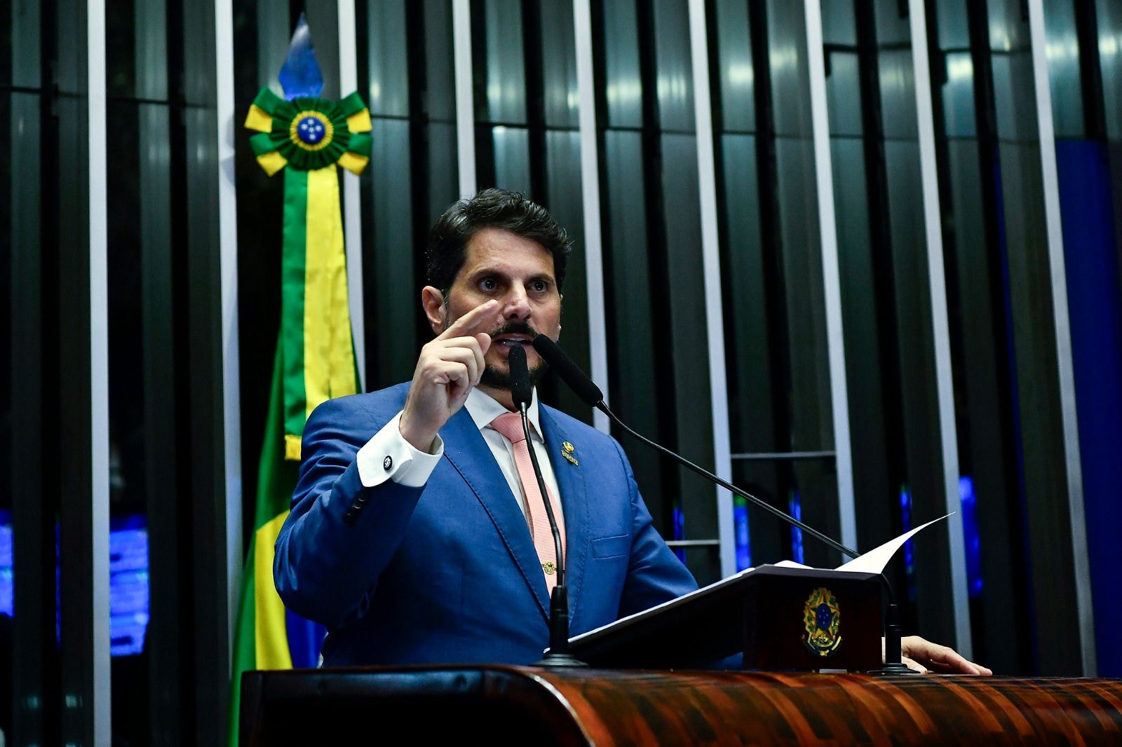 Ministro Alexandre de Moraes impôs medidas cautelares ao senador Marcos do Val (Podemos-ES) depois que ele ignorou decisão do STF e viajou para os Estados Unidos