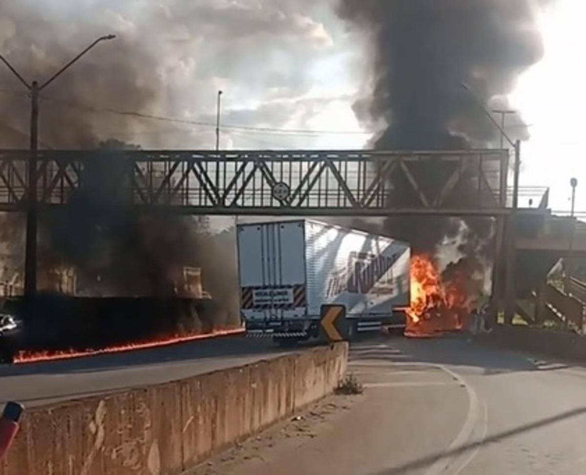 Imagem mostra carreta pegando fogo na BR-381