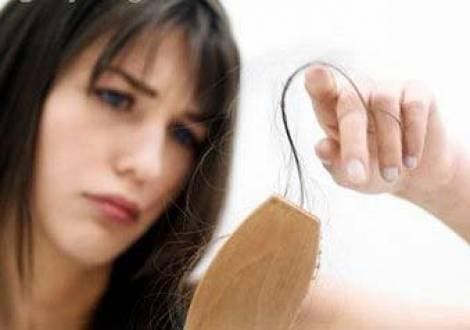 A queda de cabelo está entre os diversos sintomas estranhos da Covid-19