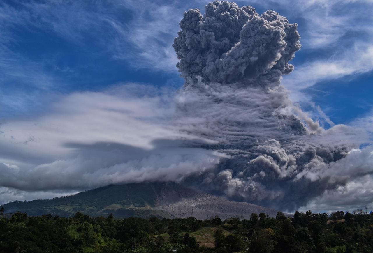 Erupção do vulcão Sinabung, na Indonésia
