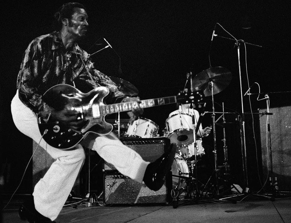 Chuck Berry e seu 'duck walk': o cantor e compositor é um dos nomes fiundamentais do rock and roll