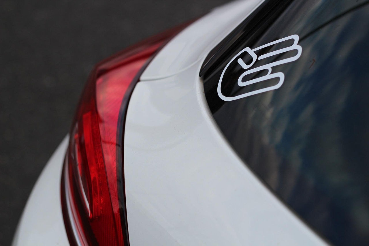 Há várias técnicas para tentar remover adesivos do carro sem danificar a pintura