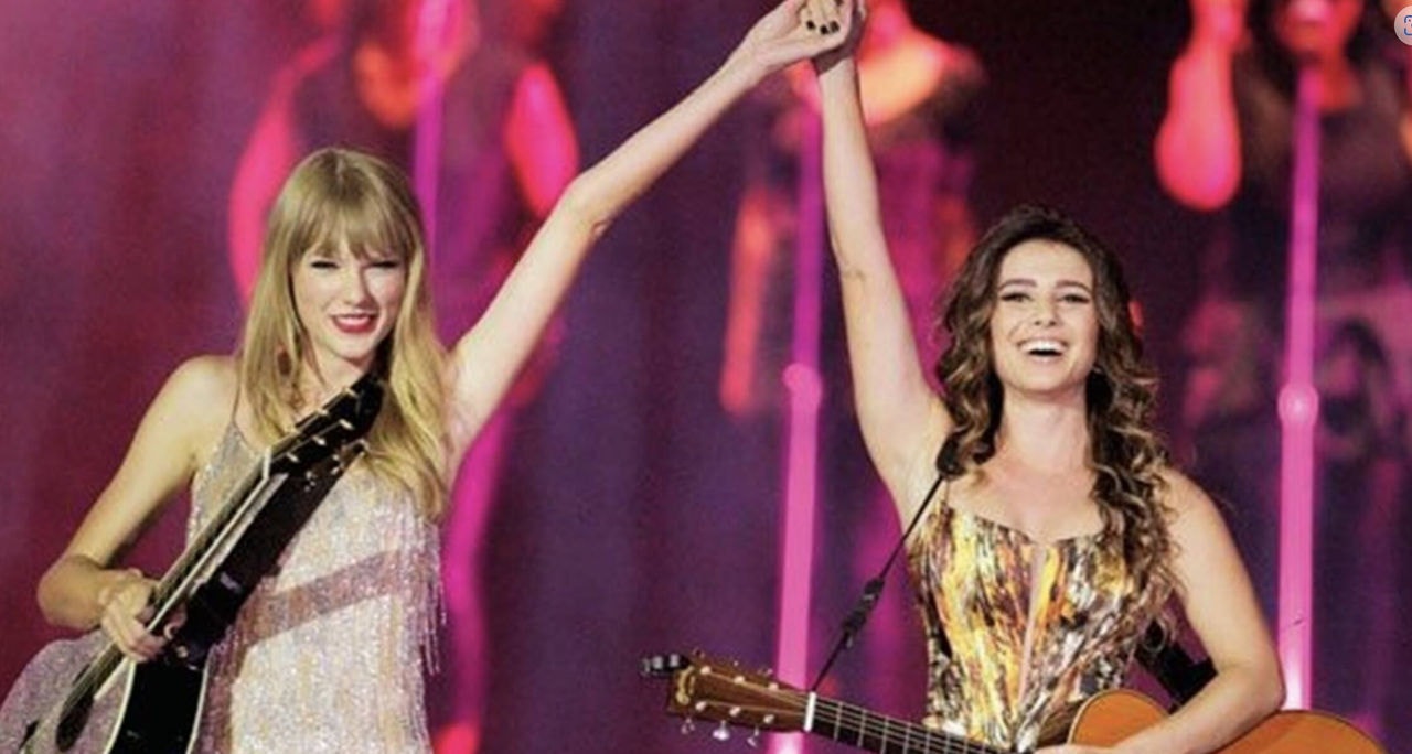 Taylor Swift cantou ao lado da sertaneja Paula Fernandes em 2012, quando veio ao Brasil para divulgar o álbum 'Red'