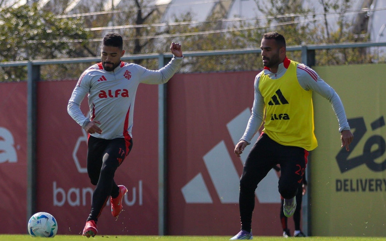 Bruno Tabata e Thiago Maia em treino do CT Parque Gigante do Internacional (Foto: Ricardo Duarte/SC Internacional)