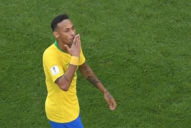 Neymar manda beijo para a família, que estava na arquibancada do estádio