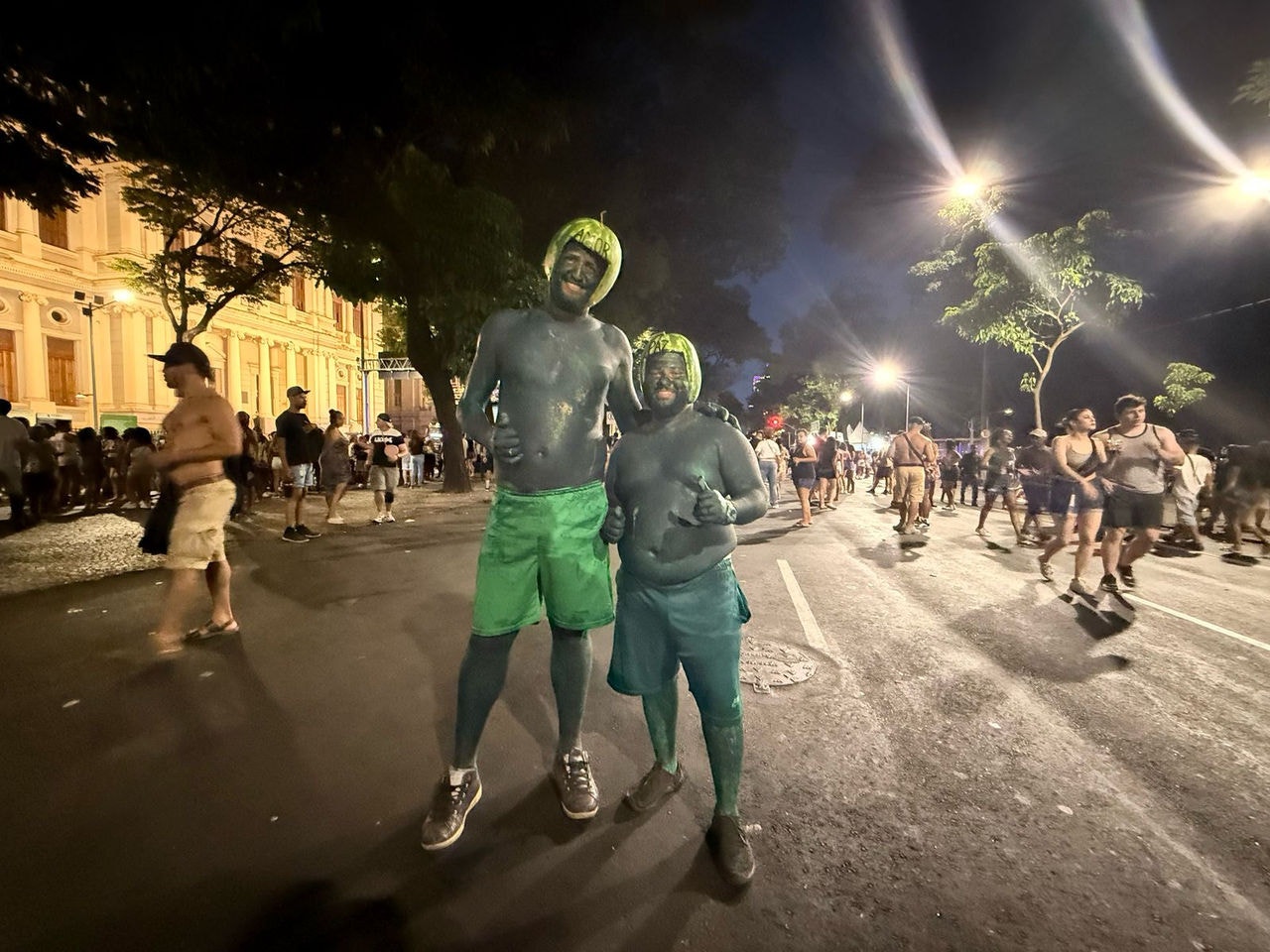 A dupla se fantasia de melancia há 20 anos
