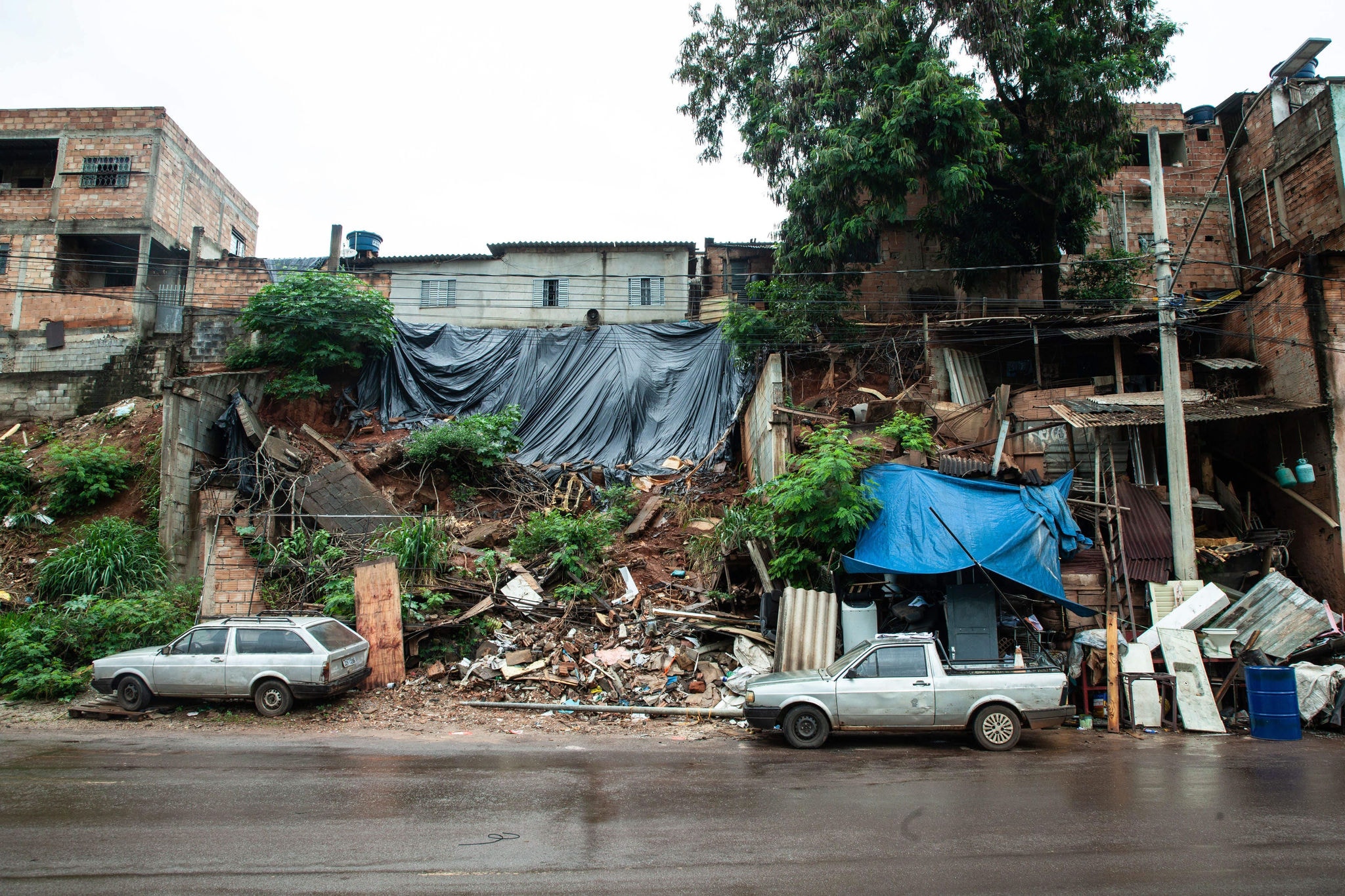 Medo Moradores que vivem em áreas de risco geológico na capital enfrentam o temor de que imóveis não resistam ao encharcamento do solo