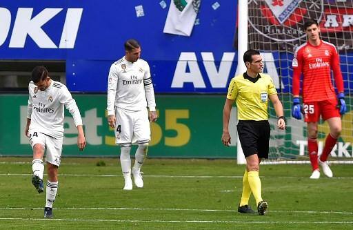 Com Sergio Ramos (segundo da esq. para dir.) no meio de uma polêmica, Real Madrid foi irreconhecível