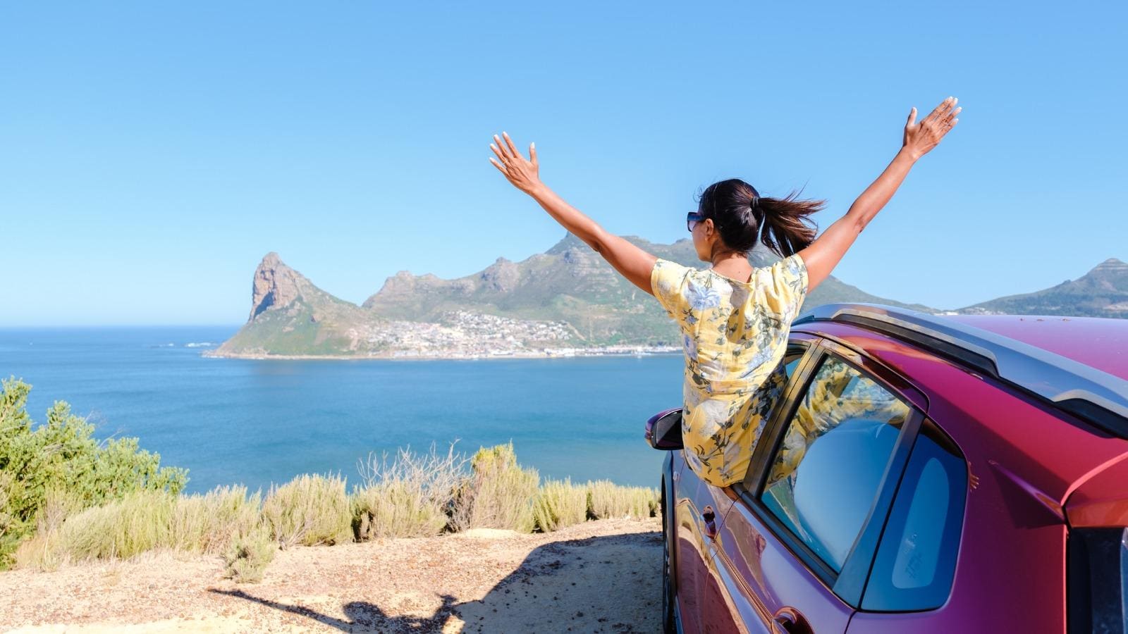 Turista observa a Cidade do Cabo a partir da estrada Chapmans Peak Drive; África do Sul não é considerado um país seguro para mulher viajar sozinha