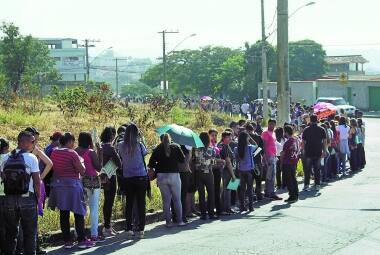 Busca. 
Concorrência por vagas em um atacarejo inaugurado em Betim mostra que as longas filas de desemprego voltaram ao cotidiano