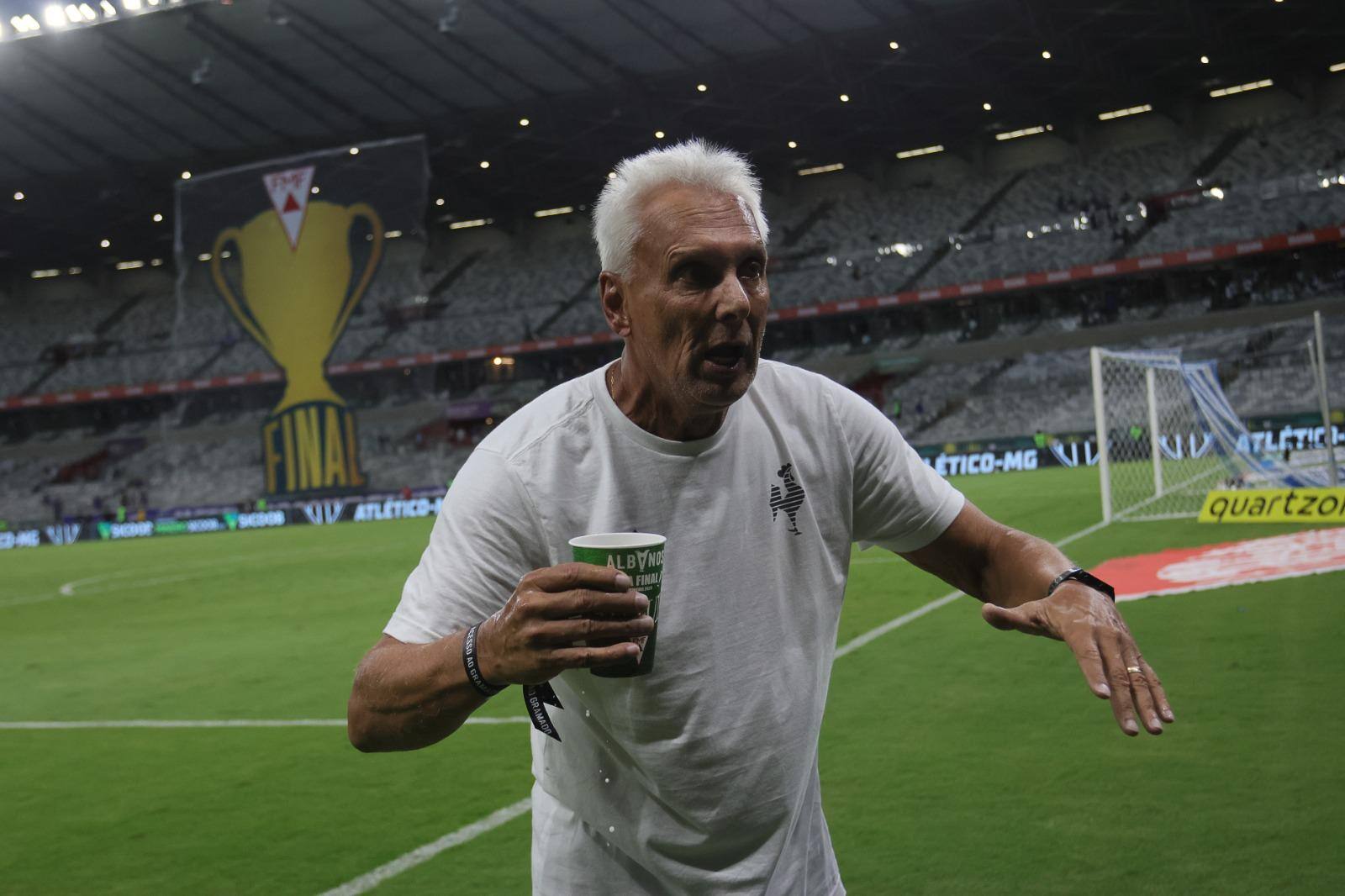 Éder Aleixo era só alegria no gramado do Mineirão após a conquista do pentacampeonato mineiro do Galo