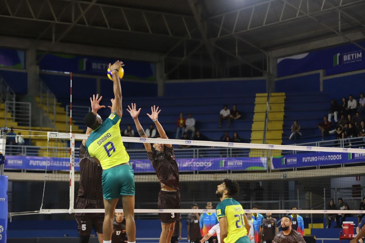 Brasil e Venezuela em jogo pela Copa América masculina de Vôlei