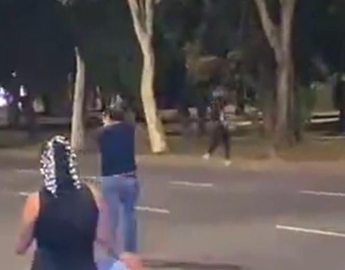 Homem foi flagrado apontando arma para as garotas