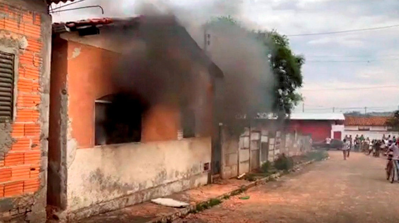 Moradores do bairro colocaram fogo na casa do homem