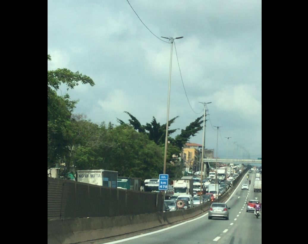 Acidente com caminhão mata motociclista e trava trânsito em Contagem