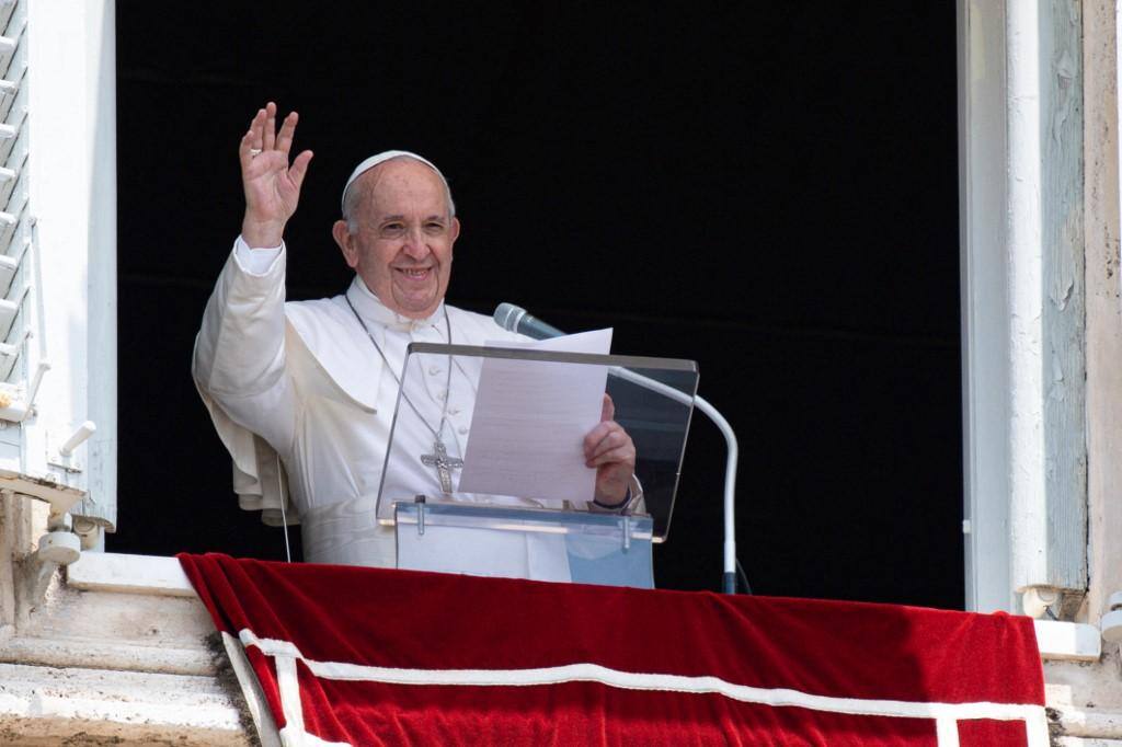 Papa Francisco passa bem após cirurgia e ficará uma semana internado