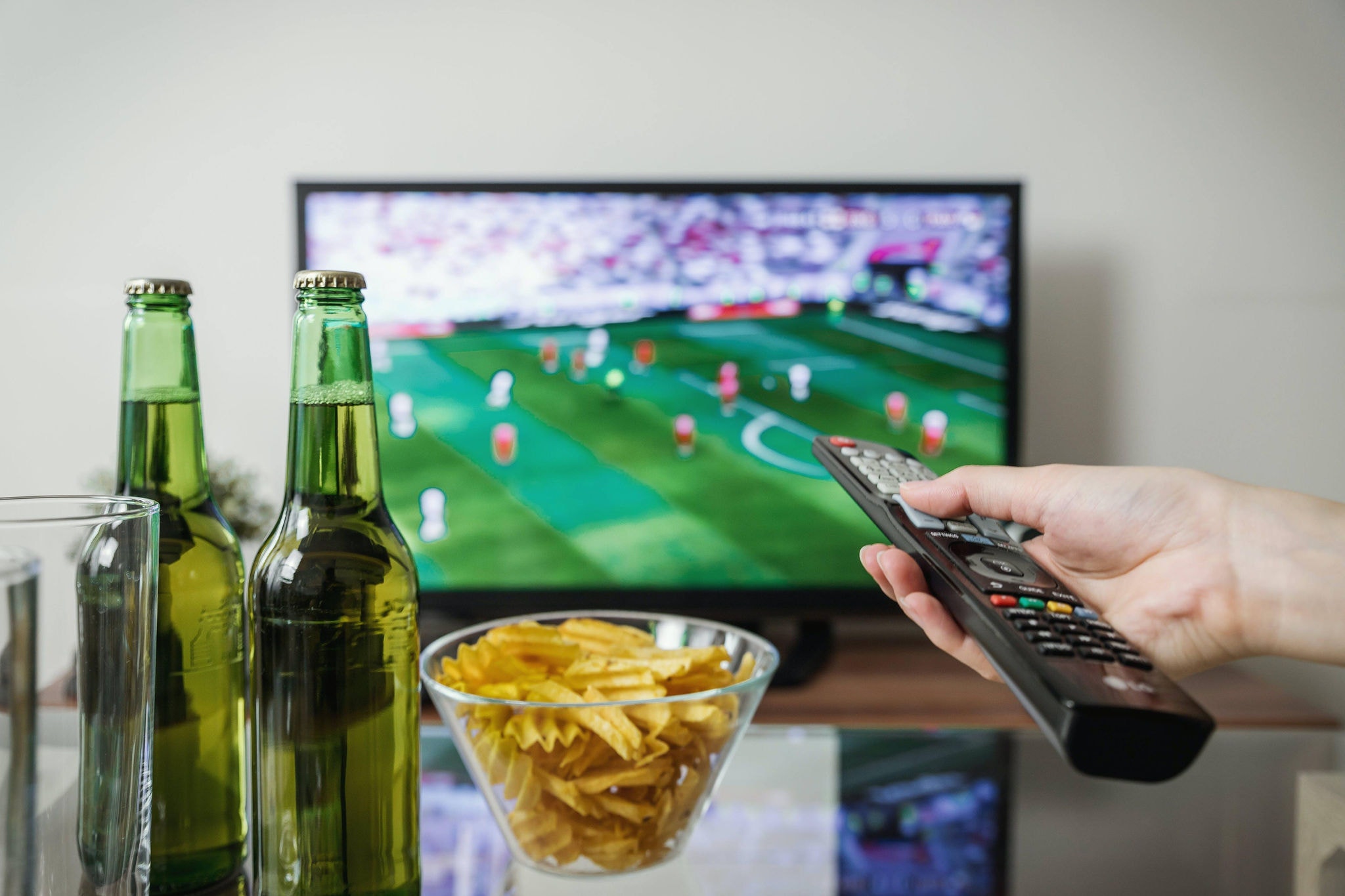 Imagem ilustrativa de jogo de futebol transmitido na TV