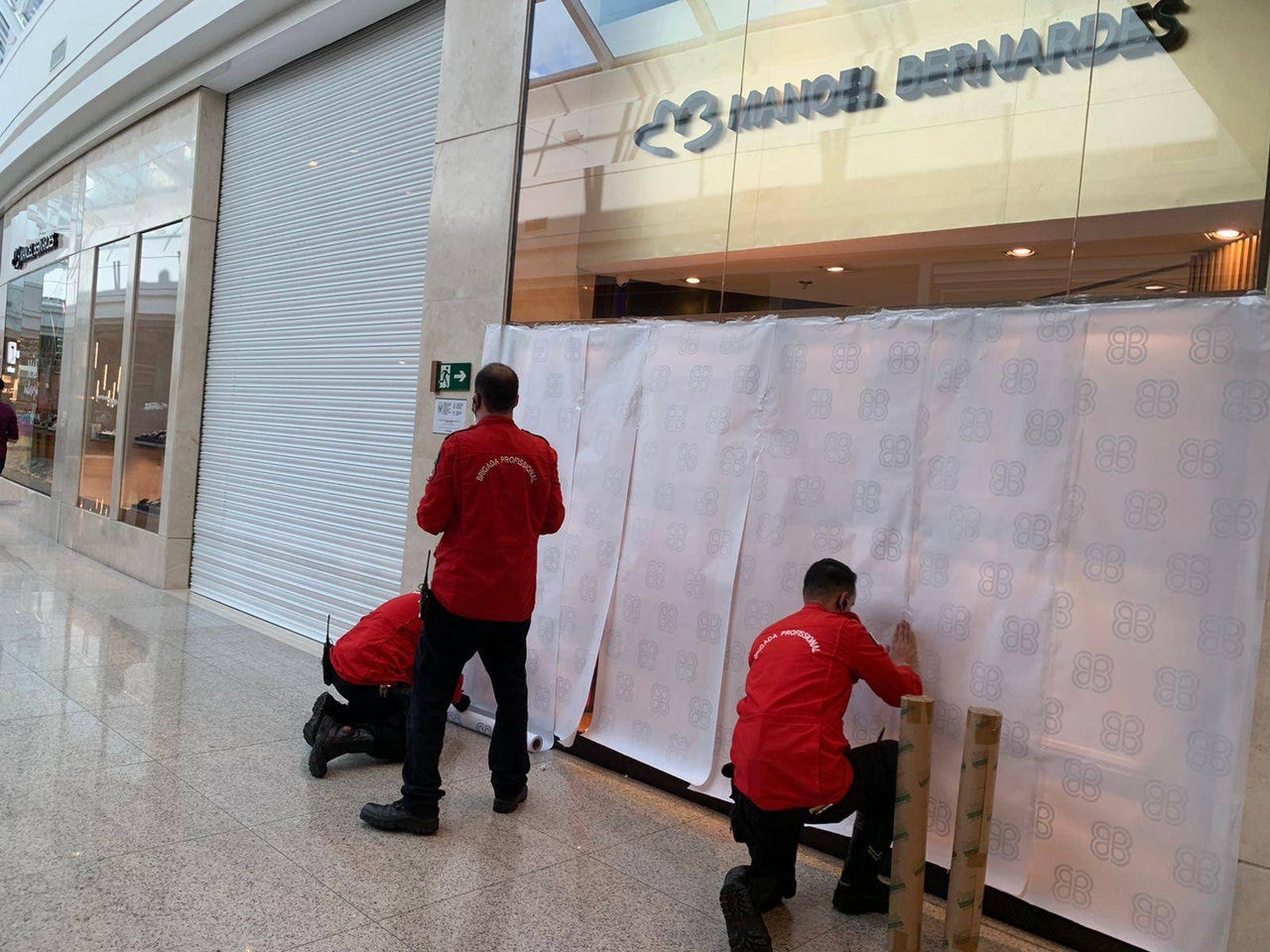 Vitrine da Manoel Bernardes do BH Shopping é coberta por papel após o assalto na tarde deste sábado