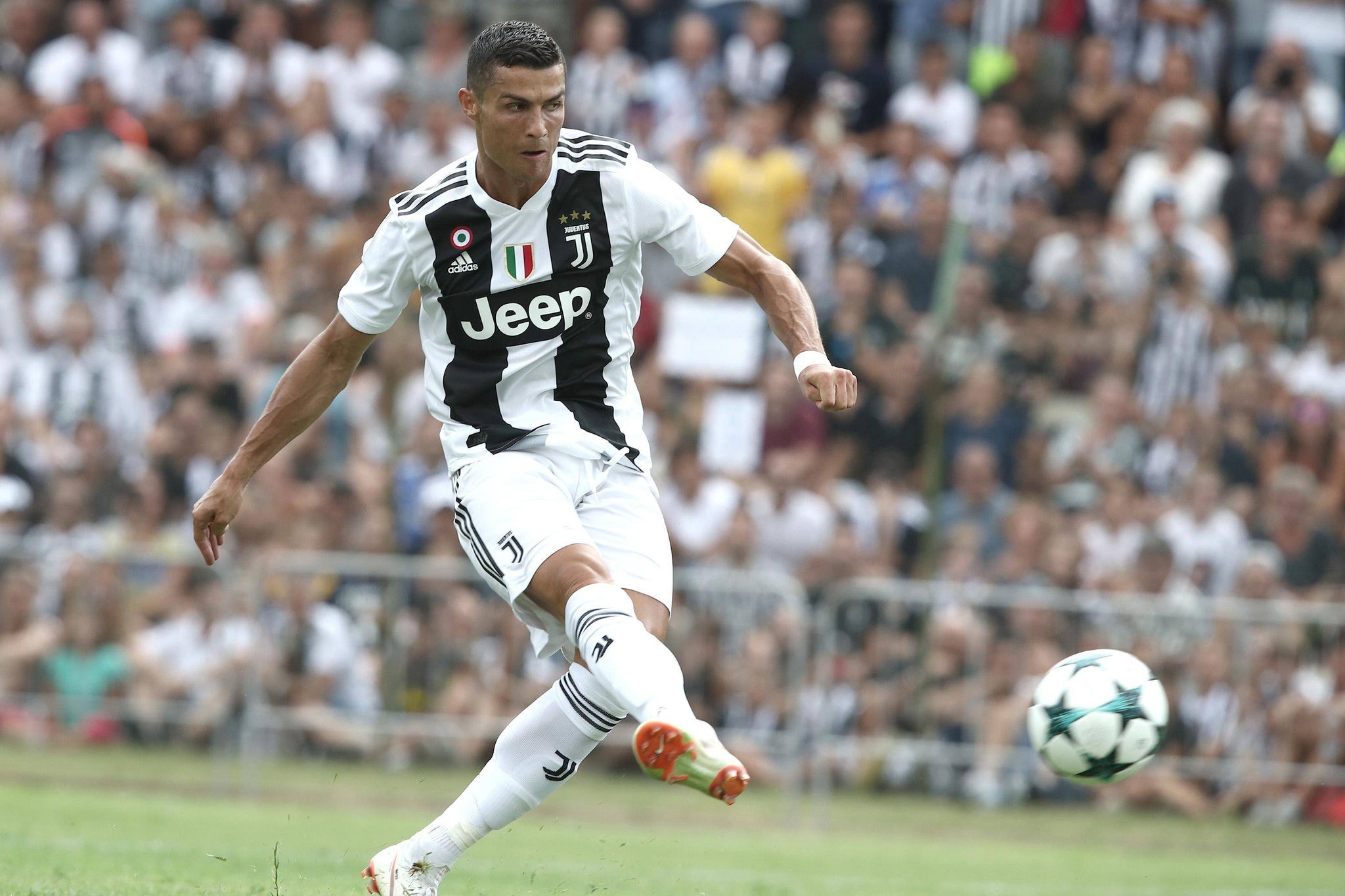 Transferência de Cristiano Ronaldo para a Juventus, movimentou US$ 135 milhões (cerca de R$ 556,2 milhões)