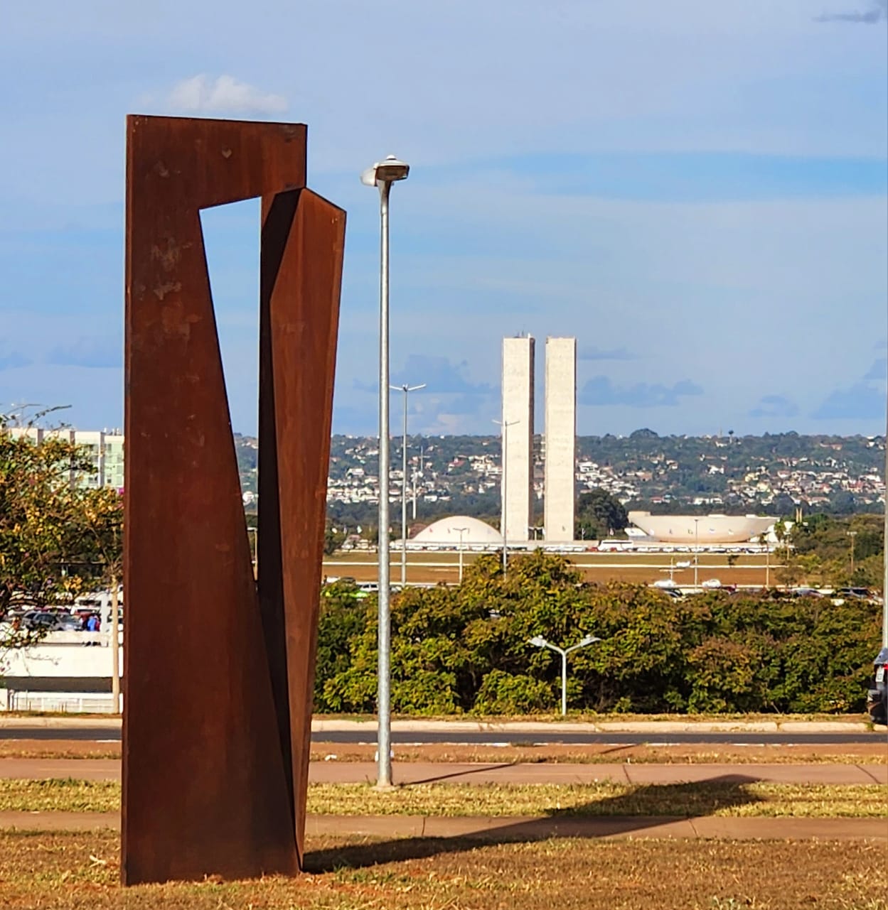 Trinta esculturas de grande dimensão do artista mineiro Amilcar de Castro ficarão expostas até 2026 no recém-inaugurado Jardim Burle Marx