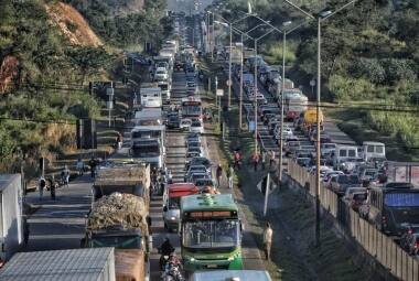 Congestionamento na BR-040 em Ribeirão das Neves devido ao protesto dos caminhoneiros