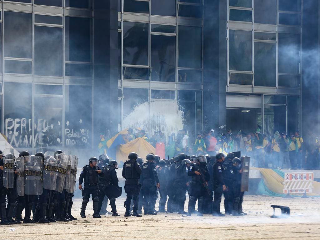 Bolsonaristas radicais durante invasão ao STF, em Brasília, em 8 de janeiro