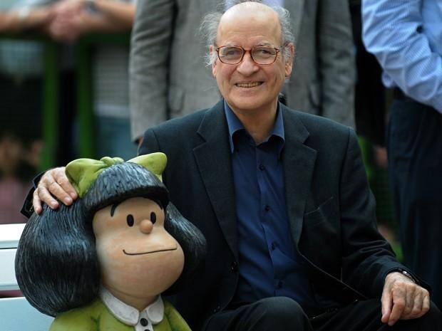 O quadrinista Quino e uma escultura de sua personagem Mafalda, em 2009, em Buenos Aires, na Argentina