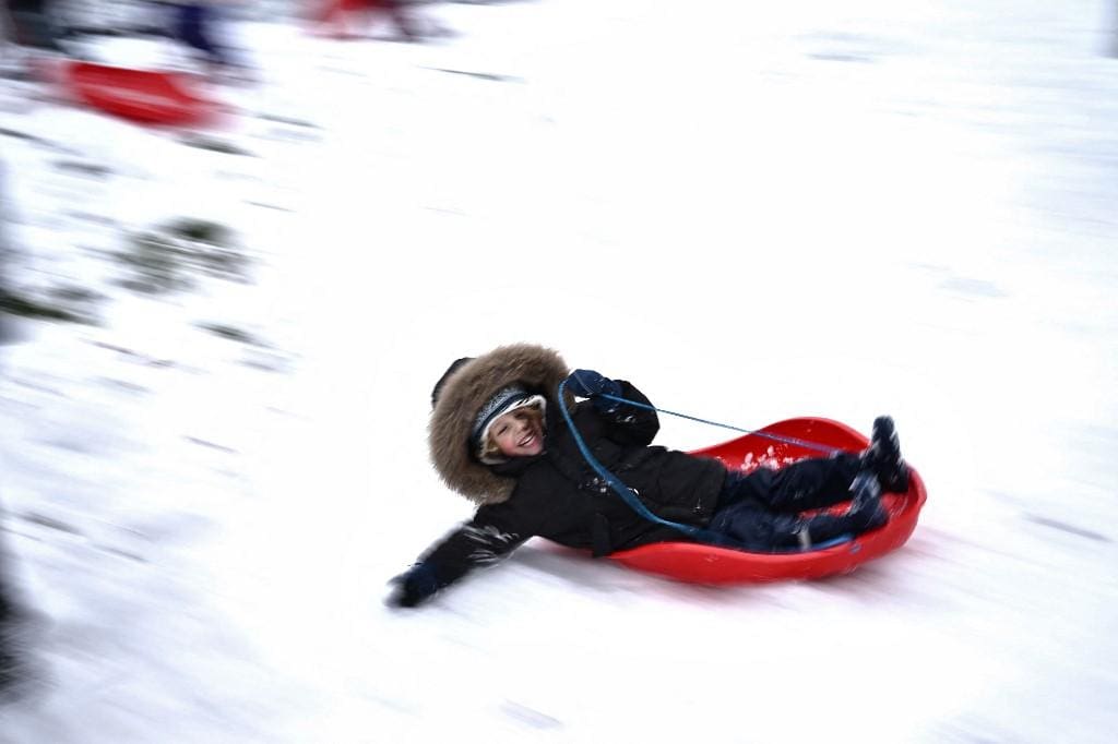Criança brincando em neve