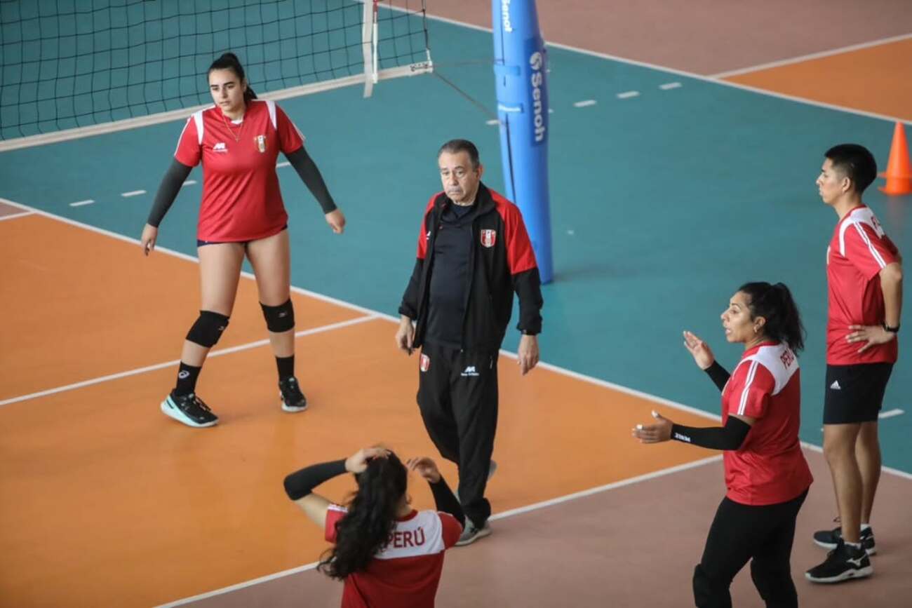 Antonio Rizola durante treino com jogadoras peruanas