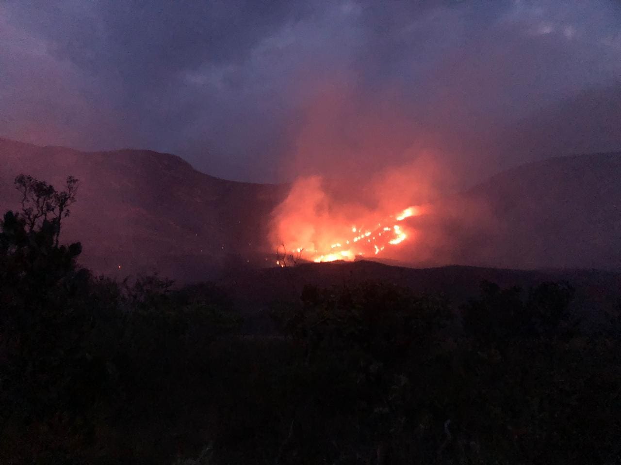 Linha de fogo ameaça residências na Lapinha da Serra